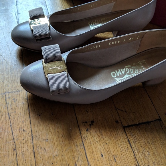 Great condition ferragamo Vara heel - Picture 6 of 7